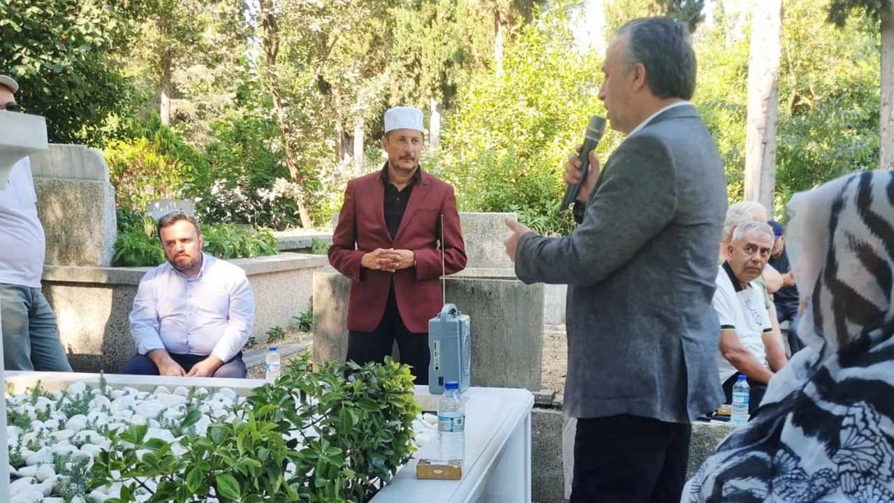 Foto - Milli Görüş’ün önde gelen isimlerinden Süleyman Arif Emre, kabri başında dualarla anıldı