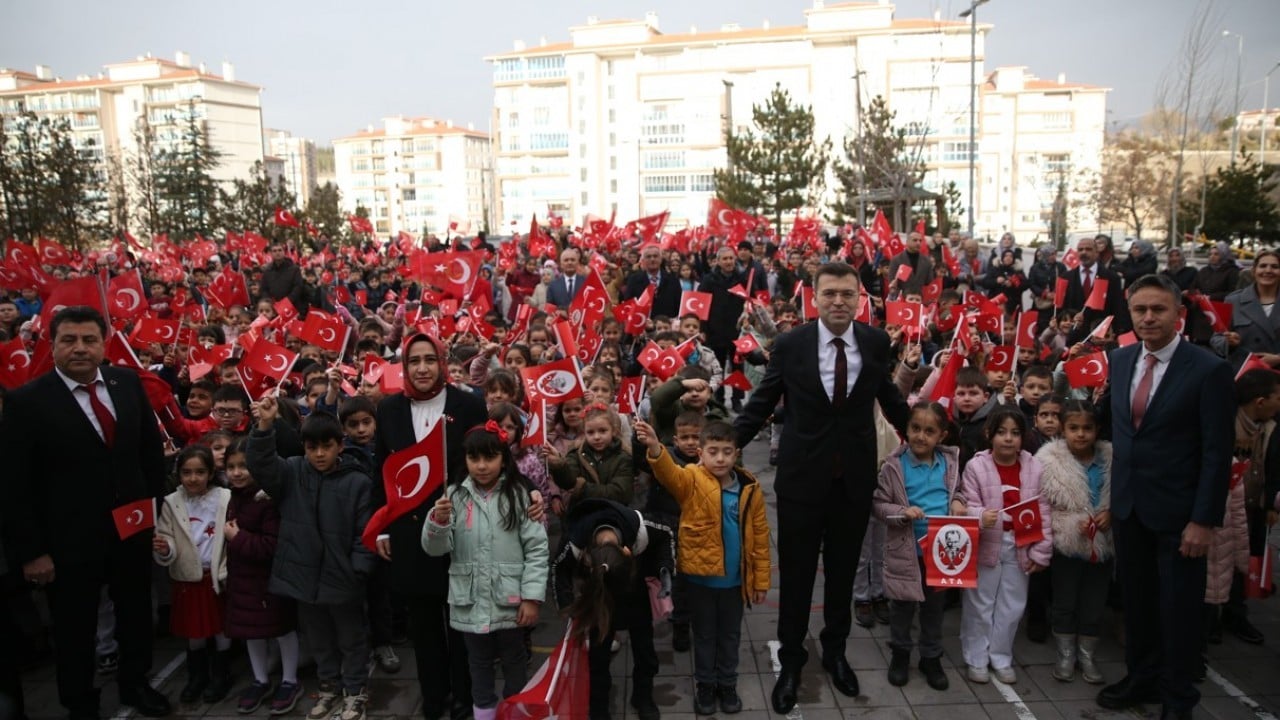 Foto - Milyonlarca öğrenci dersbaşı yaptı! İlk ders, ‘Bayrak Sevgisi’