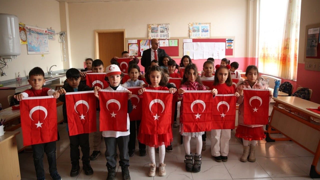 Foto - Milyonlarca öğrenci dersbaşı yaptı! İlk ders, ‘Bayrak Sevgisi’