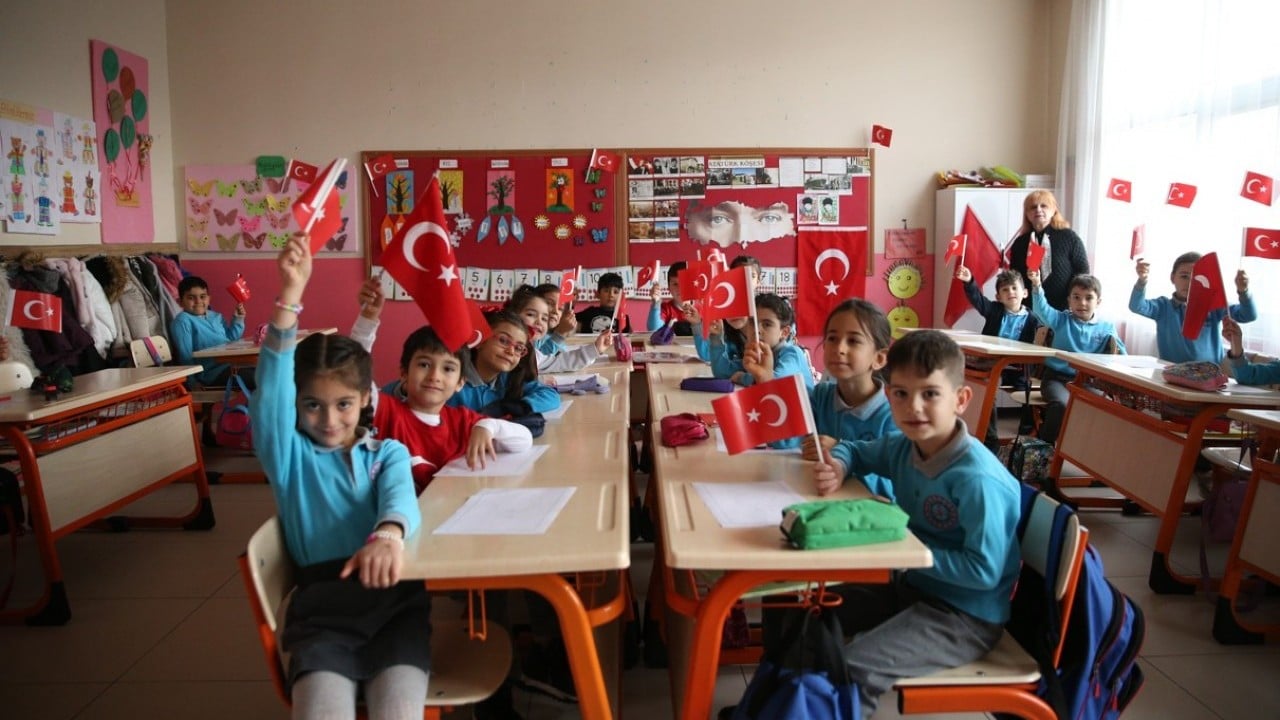 Foto - Milyonlarca öğrenci dersbaşı yaptı! İlk ders, ‘Bayrak Sevgisi’