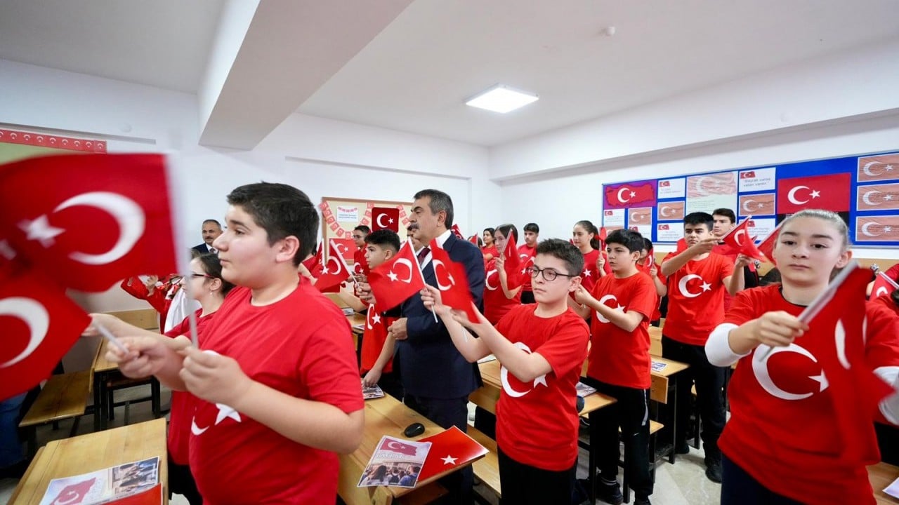 Foto - Milyonlarca öğrenci dersbaşı yaptı! İlk ders, ‘Bayrak Sevgisi’
