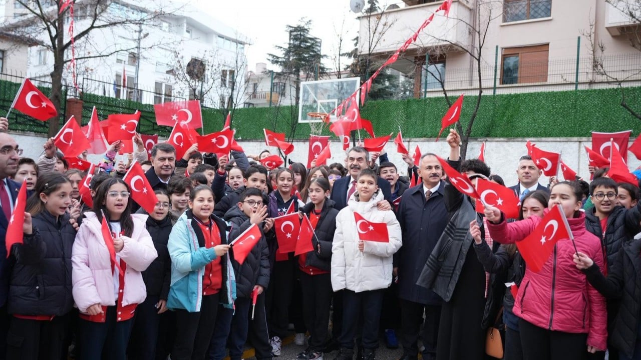 Foto - Milyonlarca öğrenci dersbaşı yaptı! İlk ders, ‘Bayrak Sevgisi’
