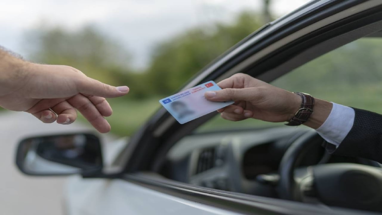 Foto - Milyonlarca sürücüye büyük kolaylık geliyor! Ehliyetlerde kritik şart kaldırılıyor