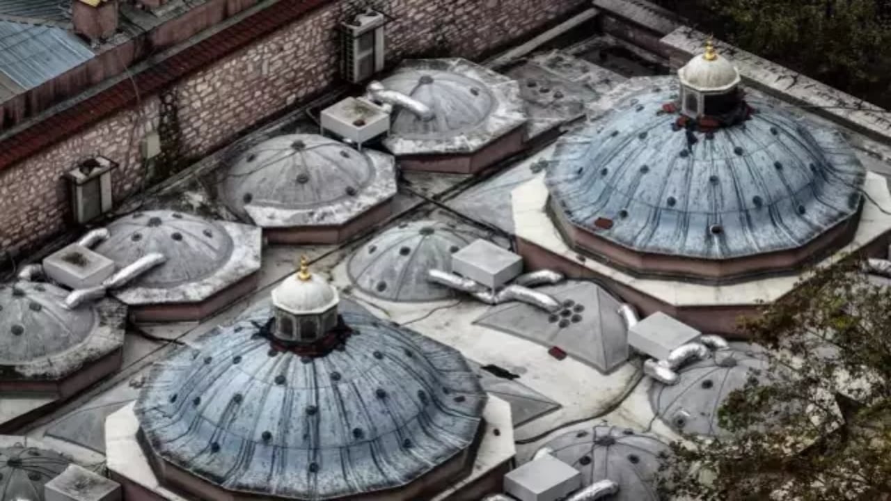Foto - Mimar Sinan’ın kemiklerini sızlatacak görüntüler: 480 yıllık hamam, dansözlü gazinoya döndü