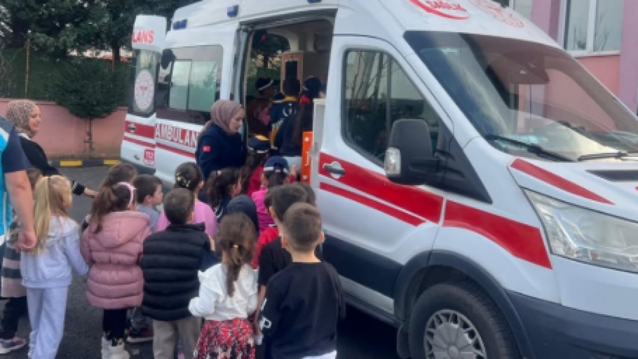 Foto - 'Minik 112' görevde! Çocuklar acil servis kahramanı oldu