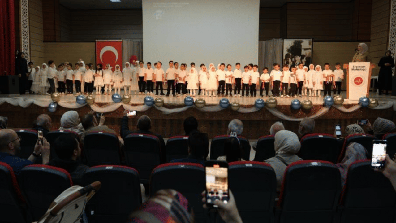 Foto - Minik öğrencilerin Kur’an kursu mezuniyet sevinci
