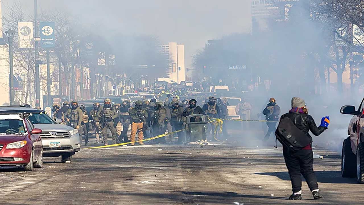 Foto - Minneapolis sokaklarında federal kurşun sesleri! ABD’de iç savaş provası mı? O yoğun bakım hemşiresinin ölümü krizi patlattı!