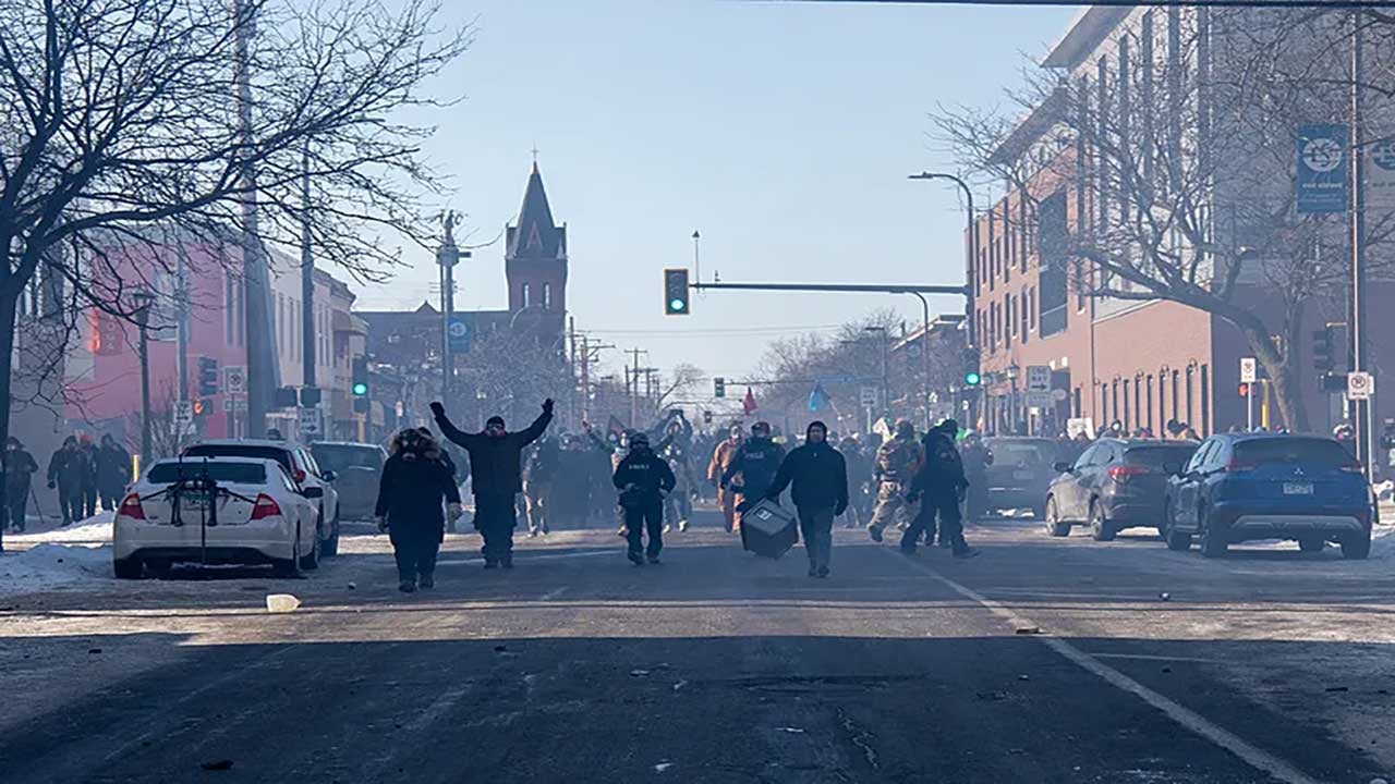 Foto - Minneapolis sokaklarında federal kurşun sesleri! ABD’de iç savaş provası mı? O yoğun bakım hemşiresinin ölümü krizi patlattı!