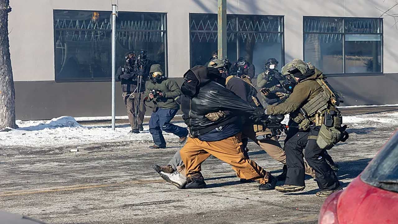 Foto - Minneapolis sokaklarında federal kurşun sesleri! ABD’de iç savaş provası mı? O yoğun bakım hemşiresinin ölümü krizi patlattı!