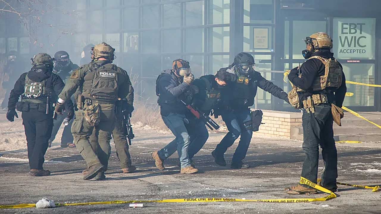 Foto - Minneapolis sokaklarında federal kurşun sesleri! ABD’de iç savaş provası mı? O yoğun bakım hemşiresinin ölümü krizi patlattı!