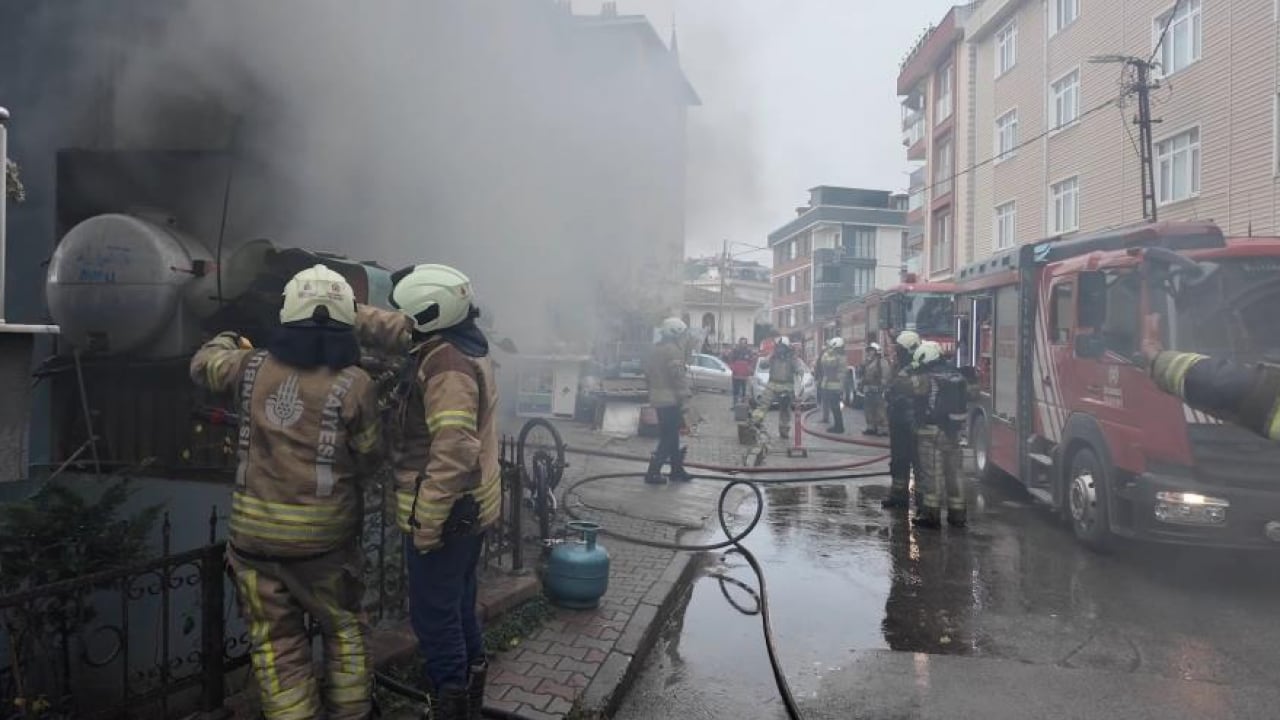 Foto - Mobilya atölyesindeki yangın faciaya döndü: Binadan geriye sadece enkaz kaldı!
