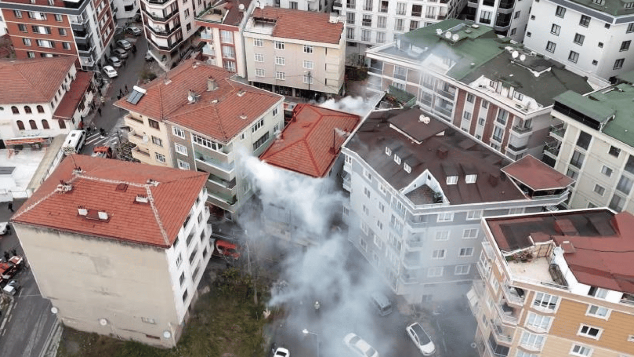 Foto - Mobilya atölyesindeki yangın faciaya döndü: Binadan geriye sadece enkaz kaldı!