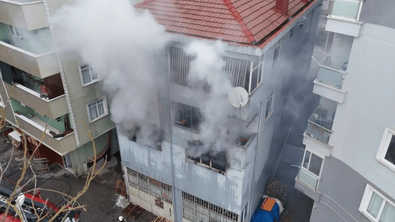 Mobilya atölyesindeki yangın faciaya döndü: Binadan geriye sadece enkaz kaldı!