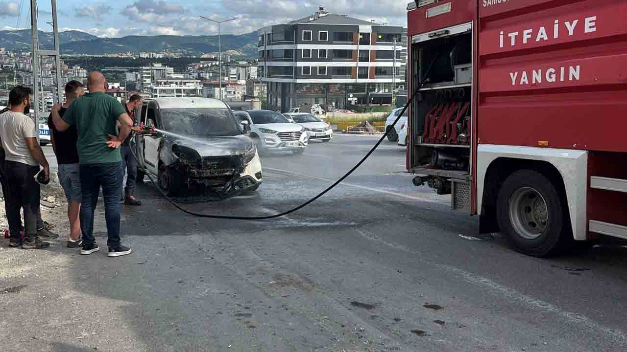 Foto - Motor kısmı bir anda alev aldı: Son anda kovalar yetişti!