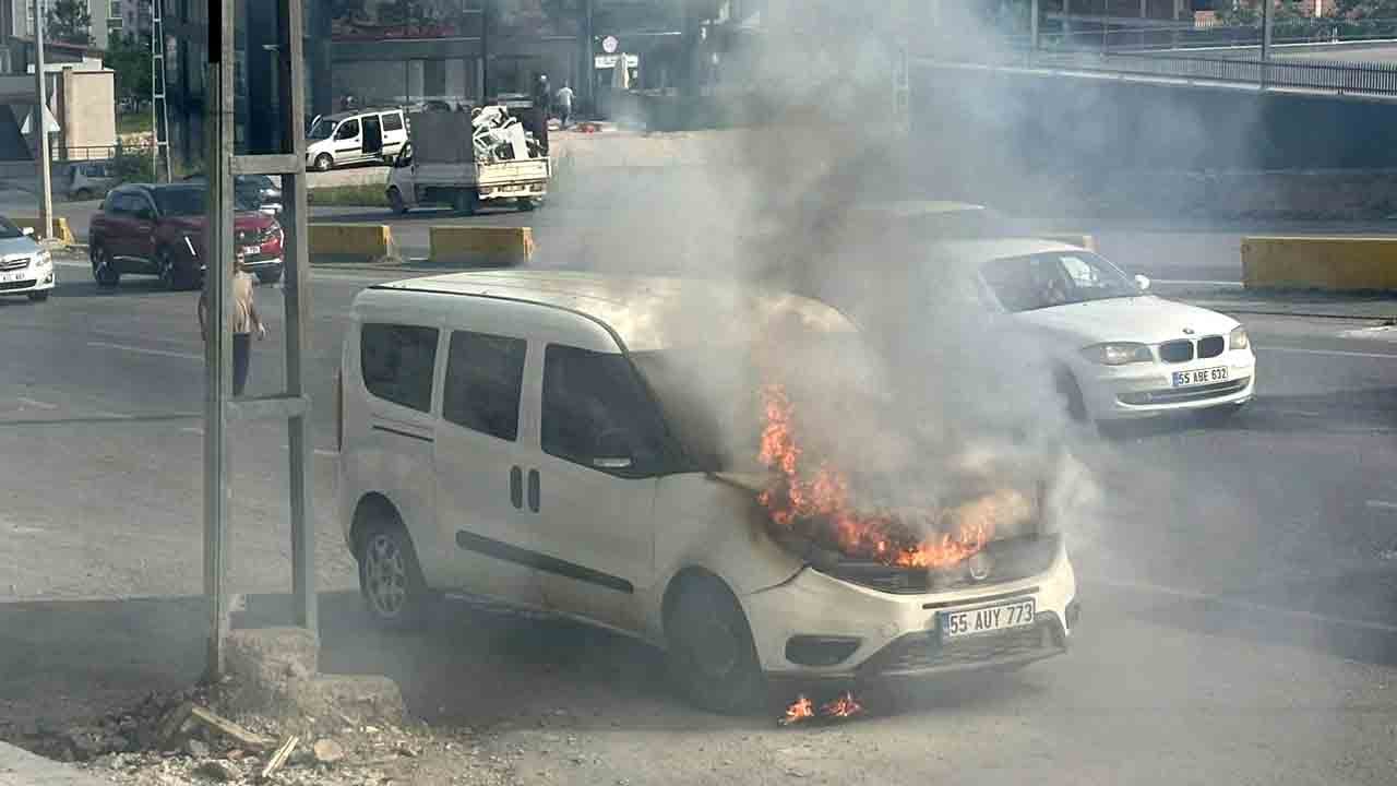 Motor kısmı bir anda alev aldı: Son anda kovalar yetişti!