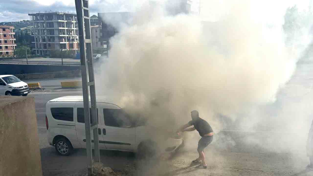 Foto - Motor kısmı bir anda alev aldı: Son anda kovalar yetişti!