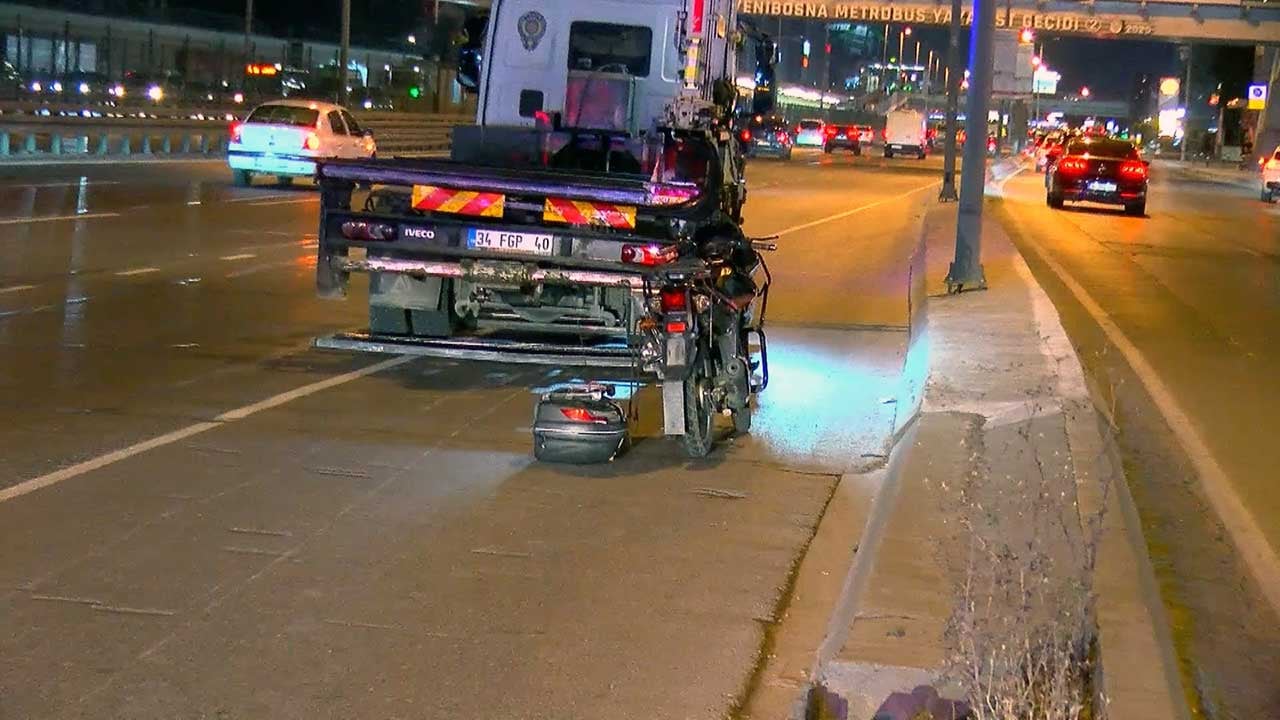 Foto - Motosiklet aydınlatma direğine çarptı! 2 kişi hayatını kaybetti