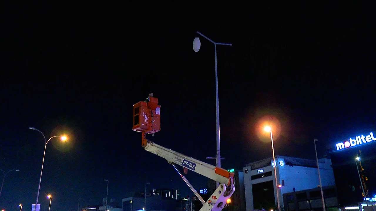 Foto - Motosiklet aydınlatma direğine çarptı! 2 kişi hayatını kaybetti