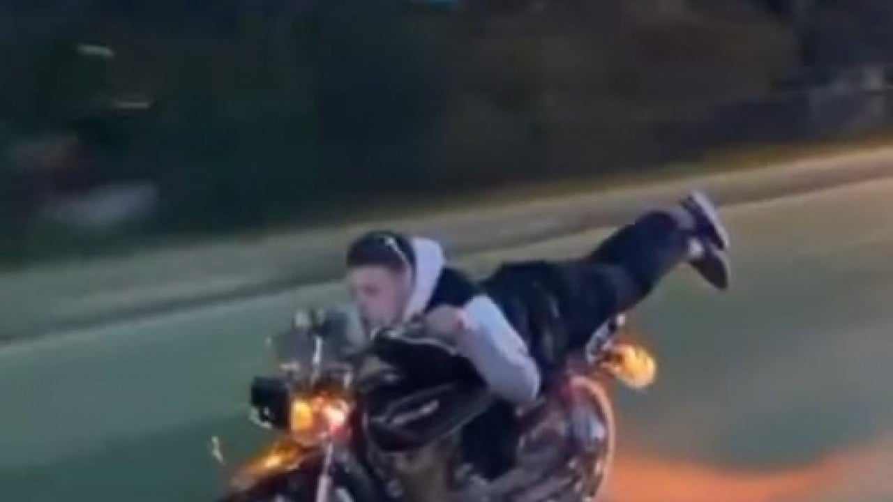 Foto - Motosiklet üzerinde tabuta götüren şov!