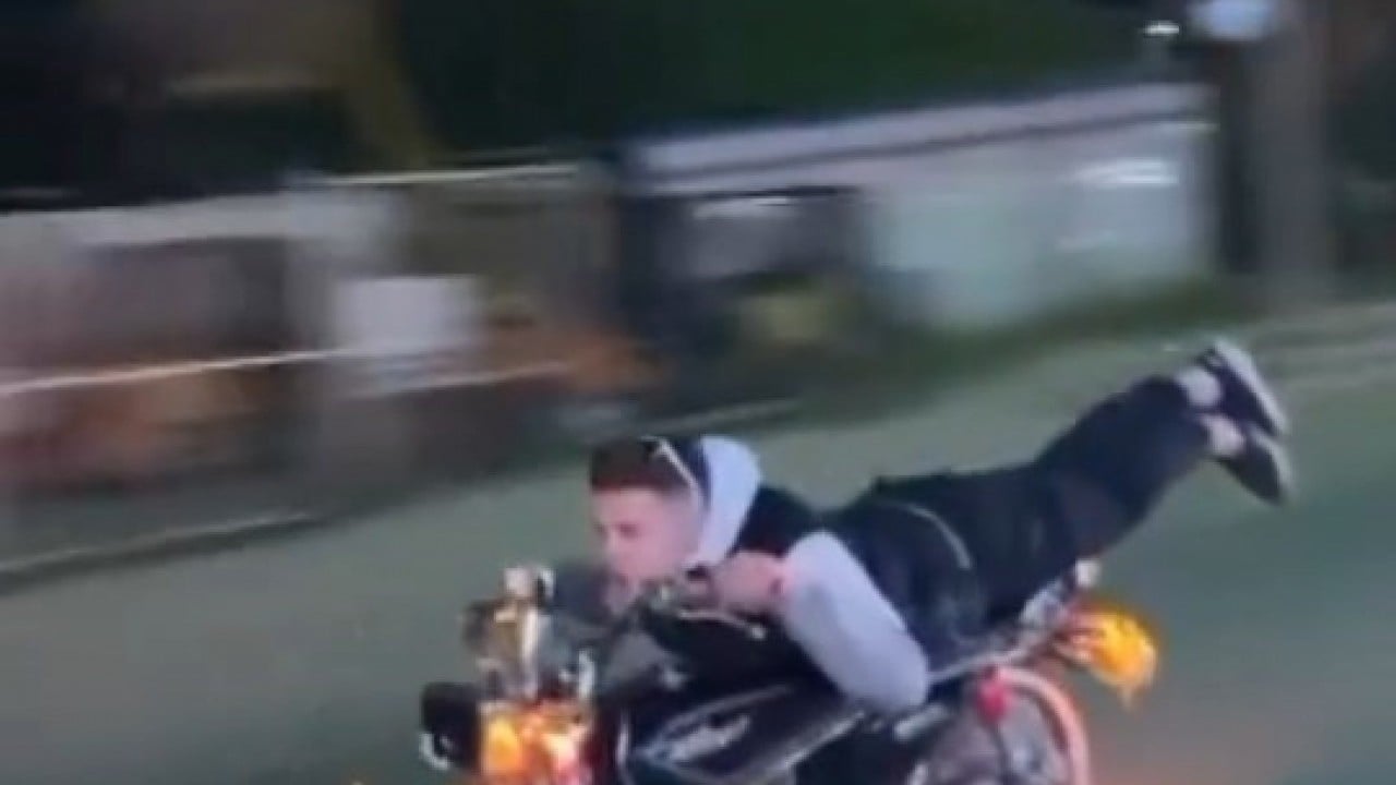 Foto - Motosiklet üzerinde tabuta götüren şov!