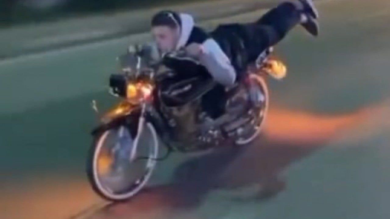 Motosiklet üzerinde tabuta götüren şov!