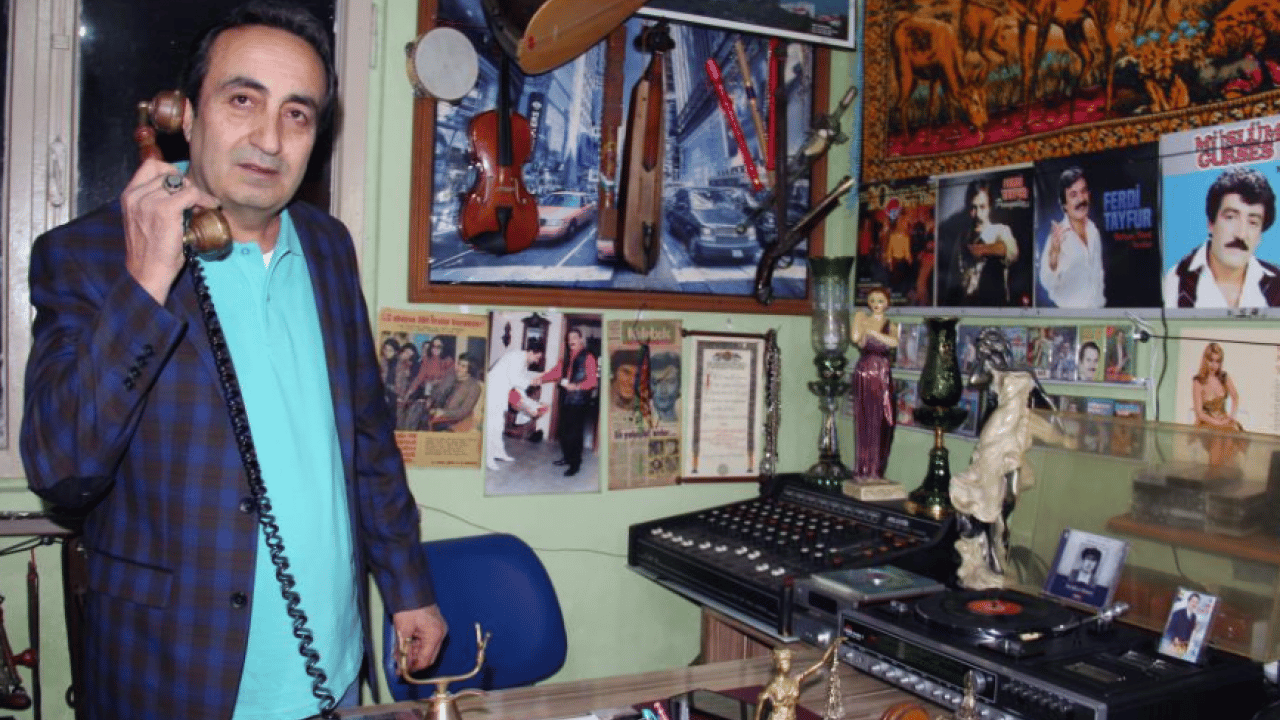 Foto - Muammer İmat'ın antika aşkı sınır tanımıyor! Osmanlı kamasından asırlık kemençeye: Bodrum katında eskiye dair ne ararsan var