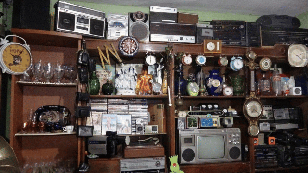 Foto - Muammer İmat'ın antika aşkı sınır tanımıyor! Osmanlı kamasından asırlık kemençeye: Bodrum katında eskiye dair ne ararsan var