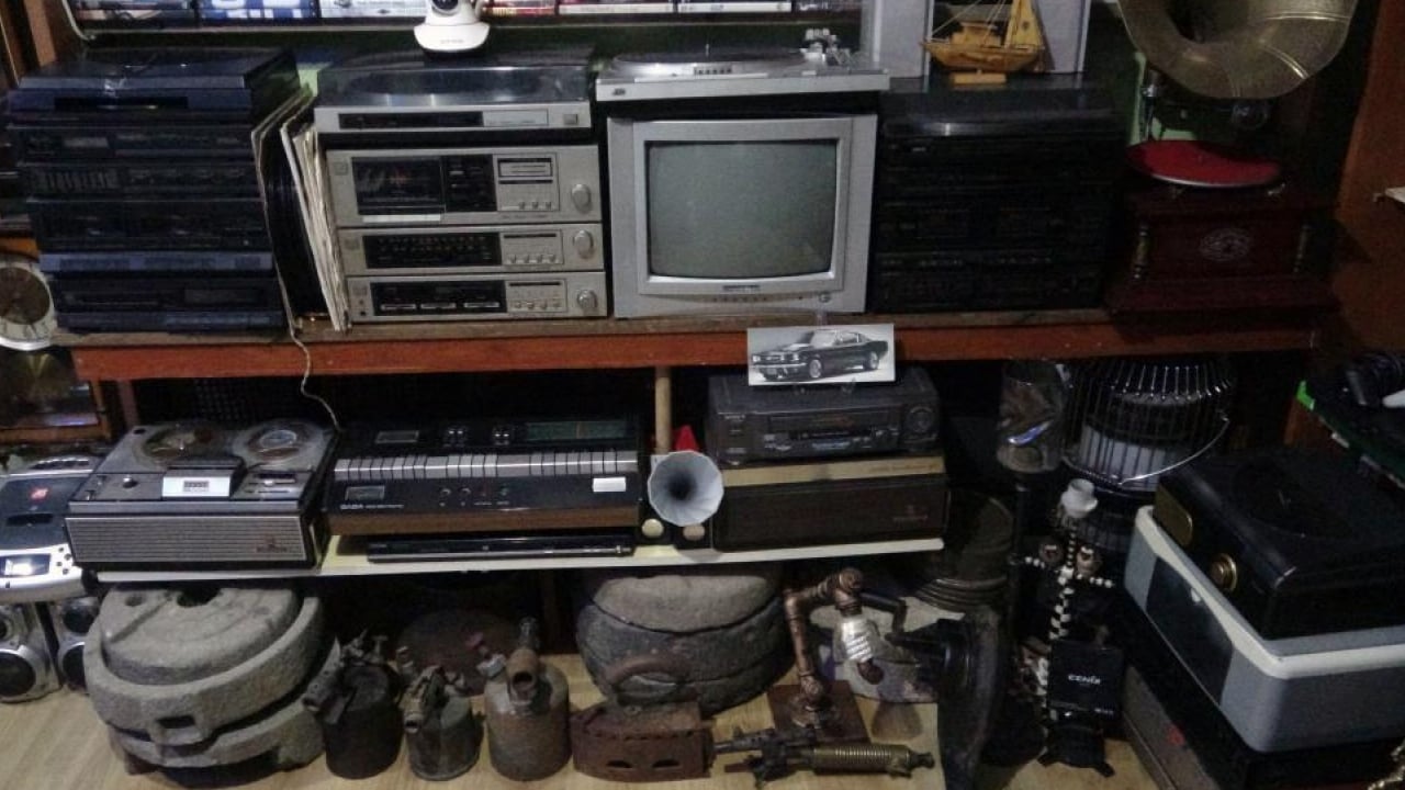 Foto - Muammer İmat'ın antika aşkı sınır tanımıyor! Osmanlı kamasından asırlık kemençeye: Bodrum katında eskiye dair ne ararsan var