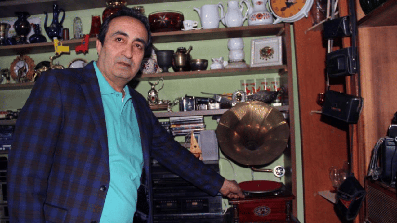 Foto - Muammer İmat'ın antika aşkı sınır tanımıyor! Osmanlı kamasından asırlık kemençeye: Bodrum katında eskiye dair ne ararsan var