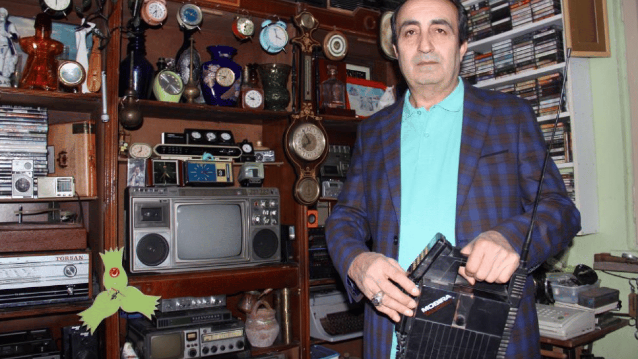 Muammer İmat'ın antika aşkı sınır tanımıyor! Osmanlı kamasından asırlık kemençeye: Bodrum katında eskiye dair ne ararsan var