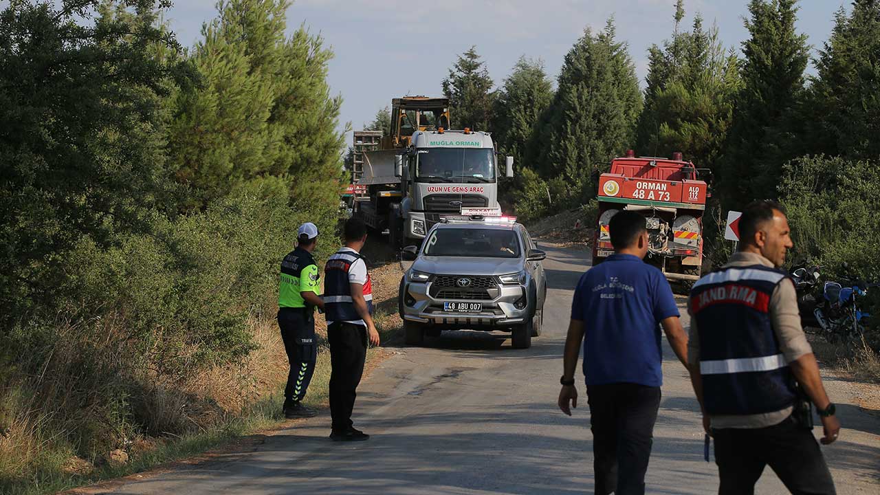 Foto - Muğla'da orman yangını! 10 helikopter ve 4 uçak havalandı