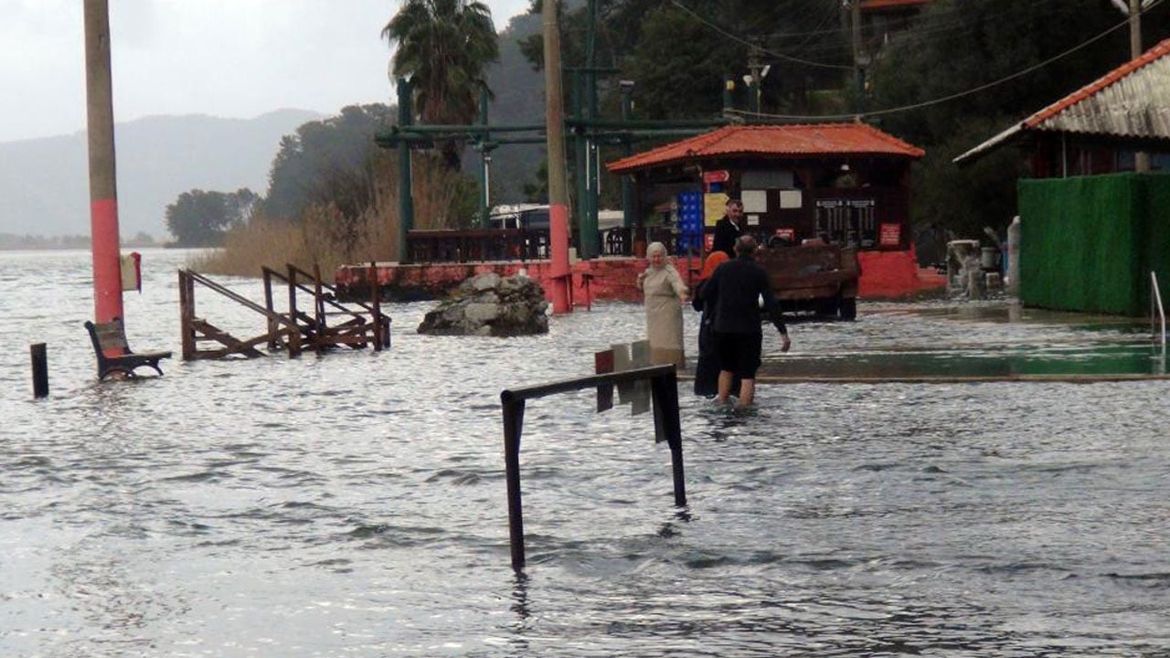 Foto - Muğla’da şaşırtan anlar! Taşkına rağmen kaplıcaya akın ettiler