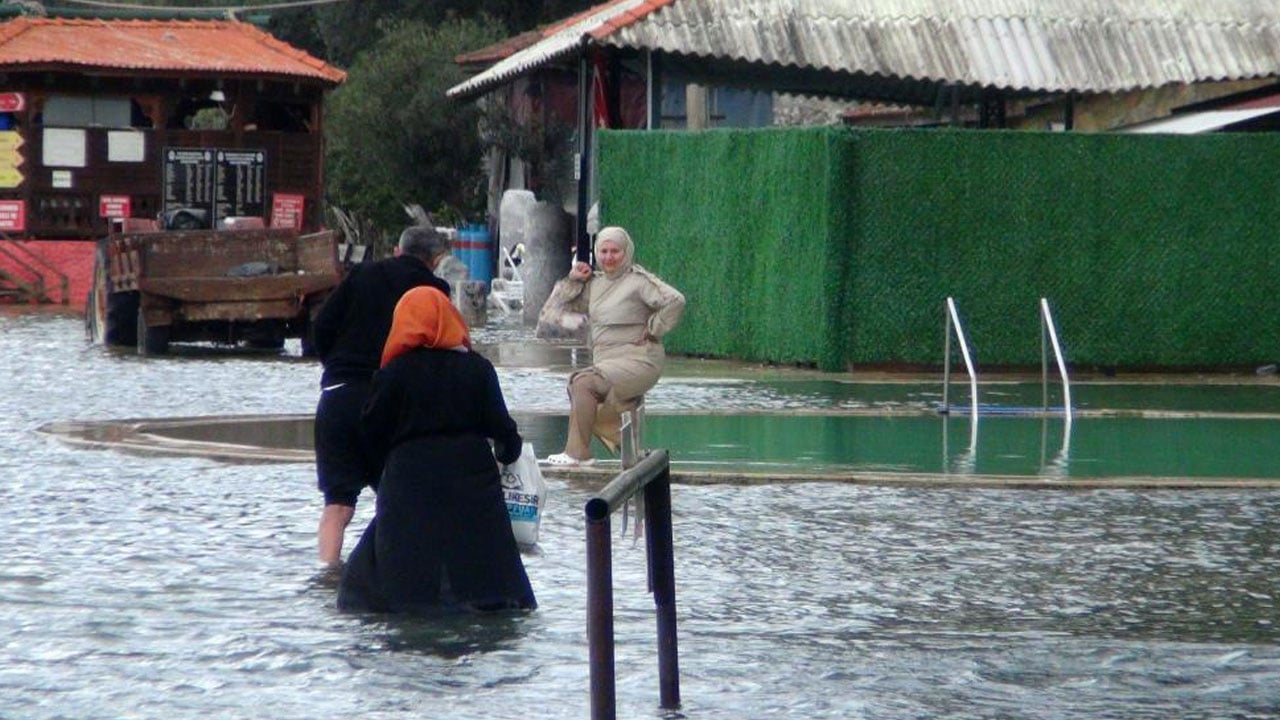 Muğla’da şaşırtan anlar! Taşkına rağmen kaplıcaya akın ettiler
