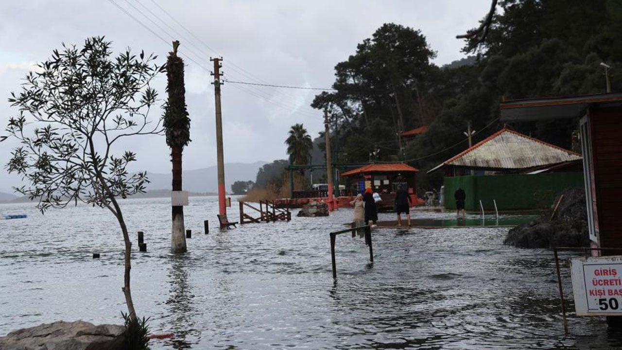 Foto - Muğla’da şaşırtan anlar! Taşkına rağmen kaplıcaya akın ettiler