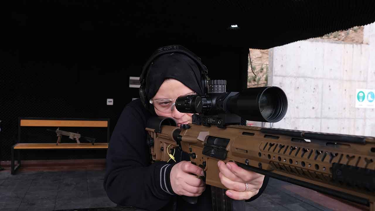 Foto - Mühendis Ümmügülsüm Türk silahını ateşlemeye başladı