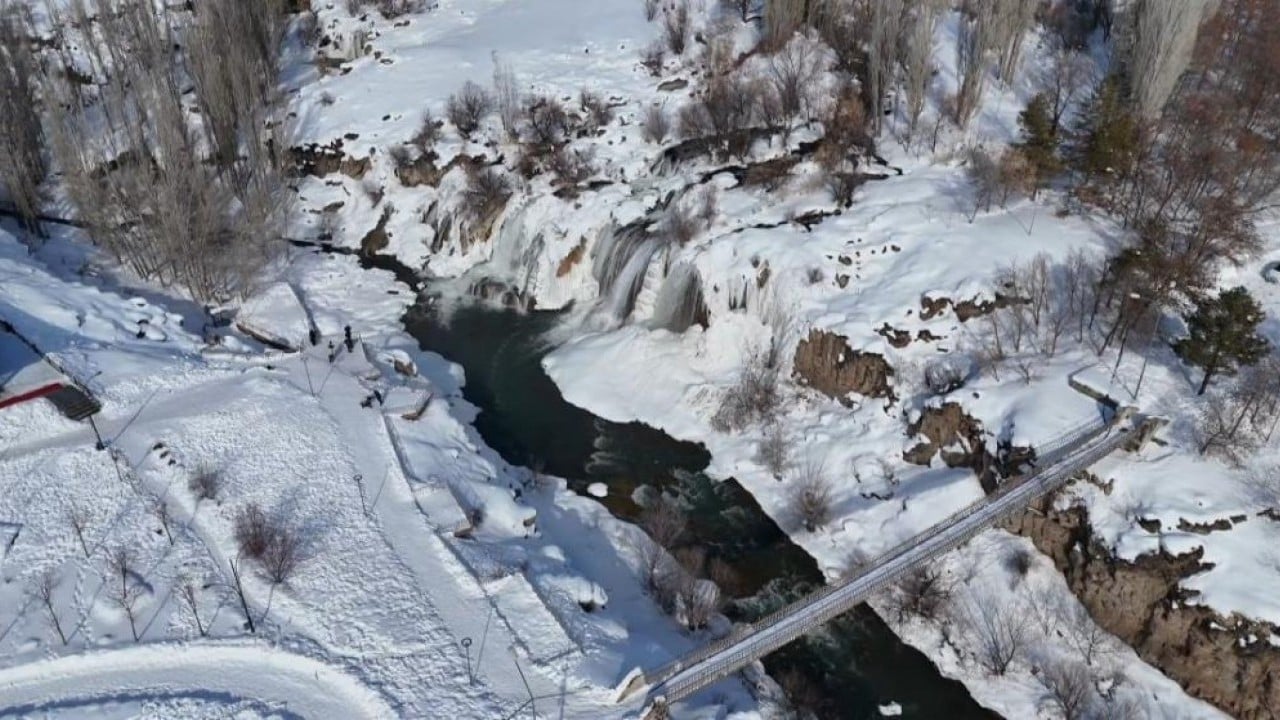 Foto - Muradiye Şelalesi’nde hayat buz kesti