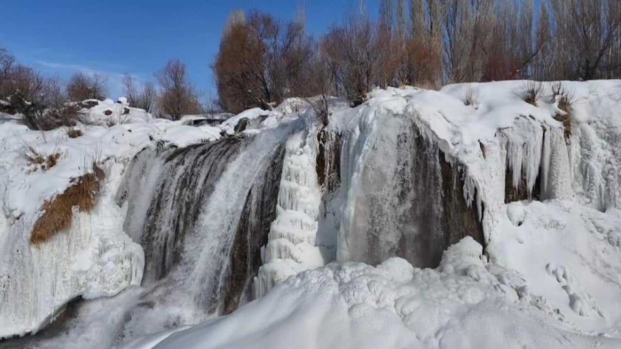 Foto - Muradiye Şelalesi’nde hayat buz kesti