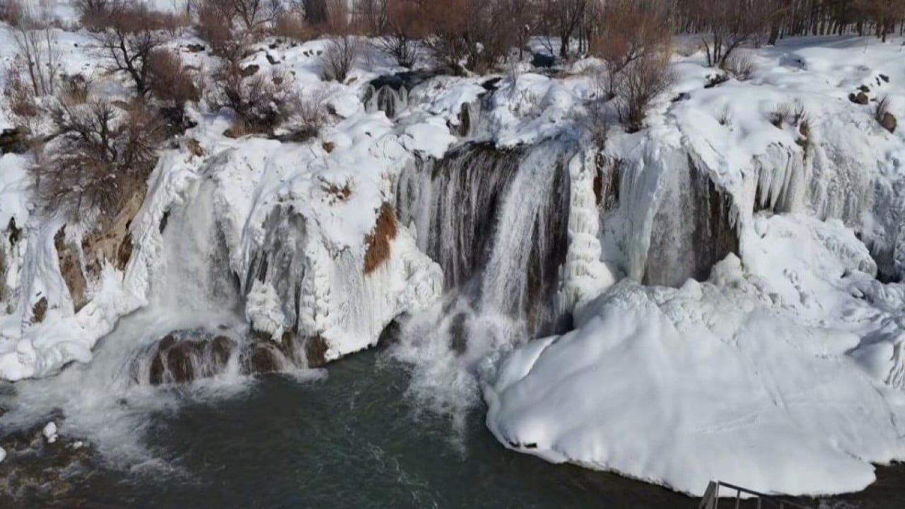 Foto - Muradiye Şelalesi’nde hayat buz kesti