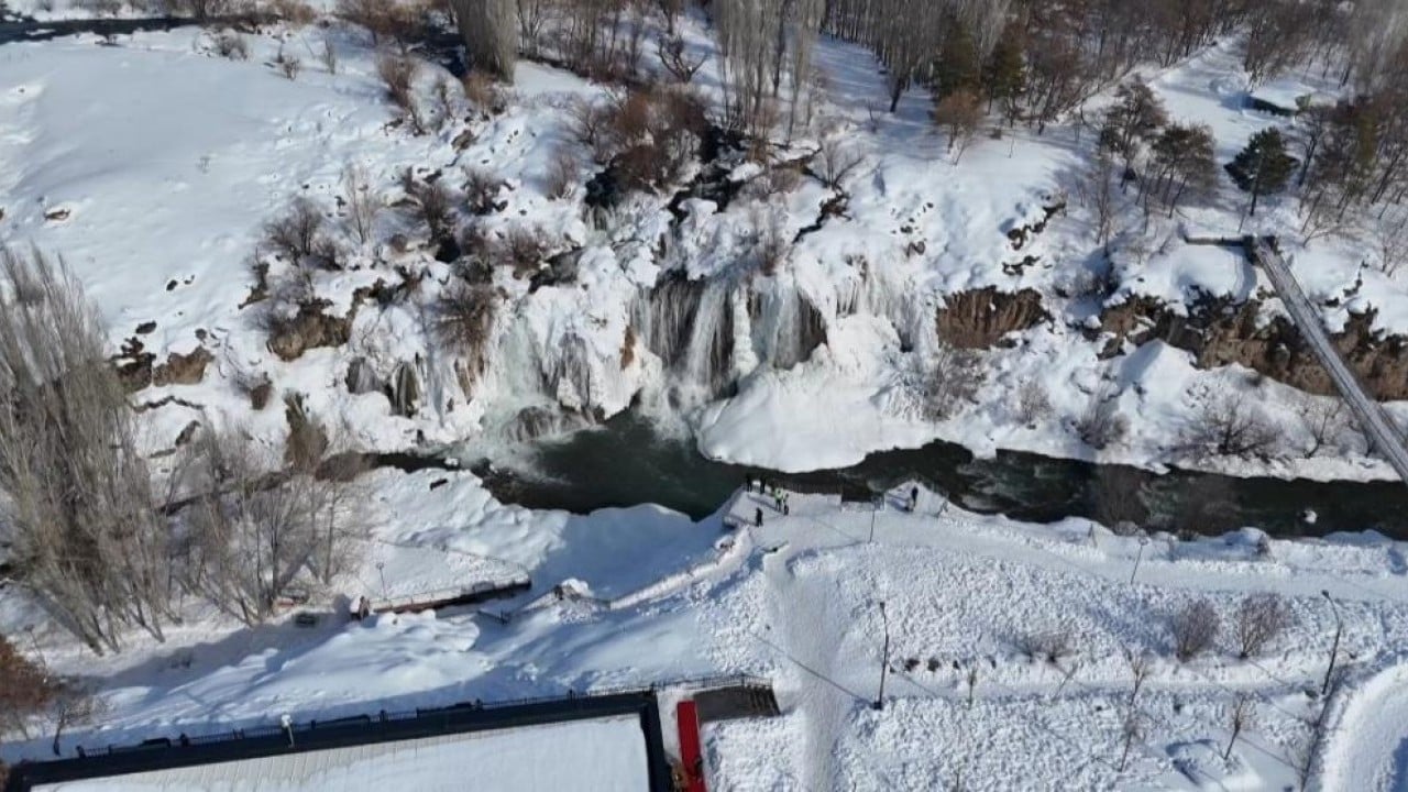 Foto - Muradiye Şelalesi’nde hayat buz kesti