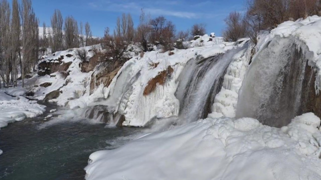 Foto - Muradiye Şelalesi’nde hayat buz kesti
