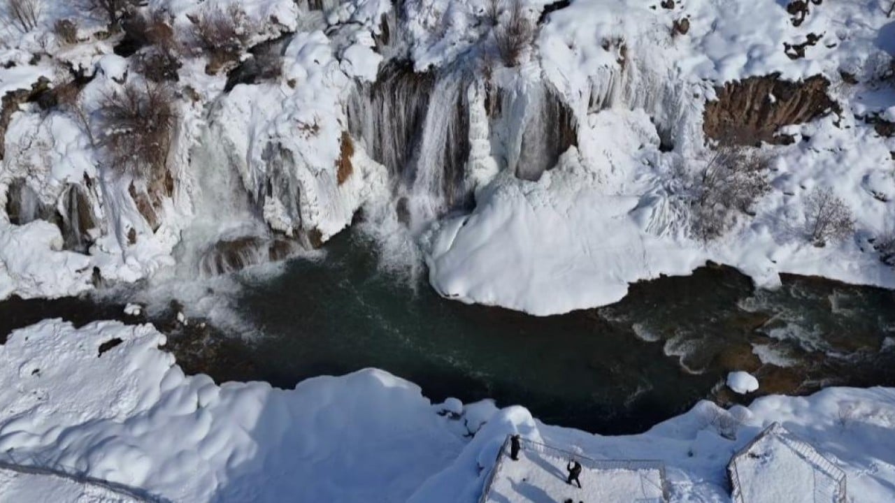 Foto - Muradiye Şelalesi’nde hayat buz kesti