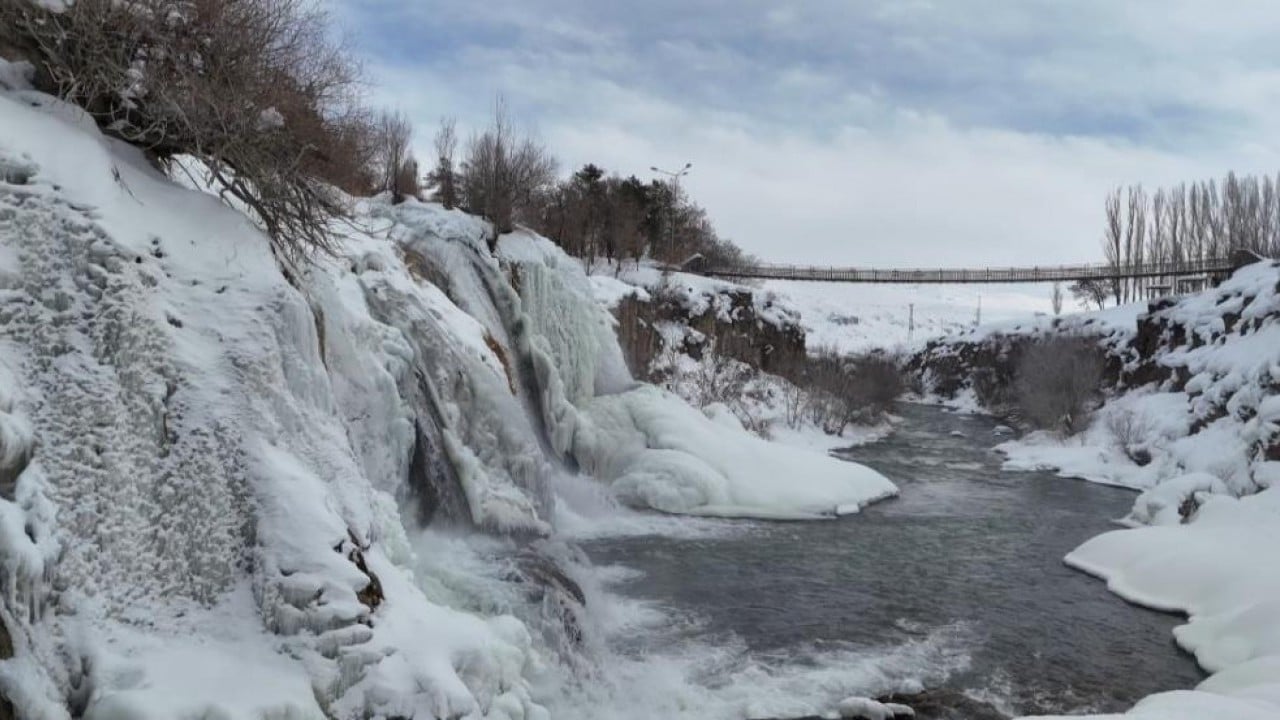 Muradiye Şelalesi’nde hayat buz kesti