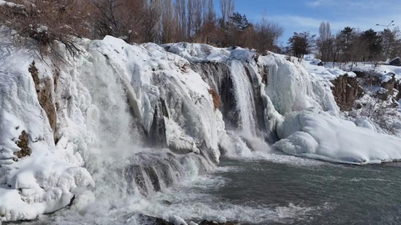 Foto - Muradiye Şelalesi’nde hayat buz kesti