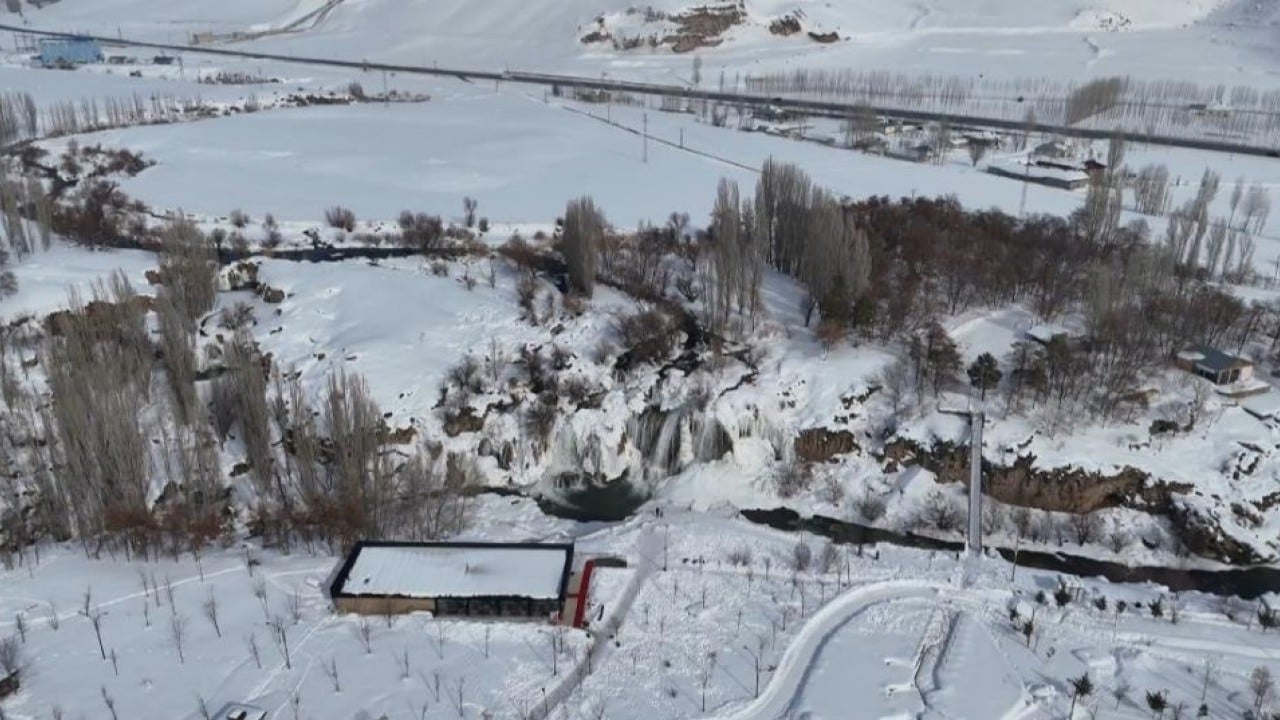 Foto - Muradiye Şelalesi’nde hayat buz kesti