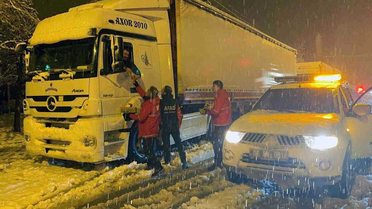 Foto - Muş-Bingöl kara yolunda 40 araç mahsur kaldı! Ekipler yardımlarına koştu