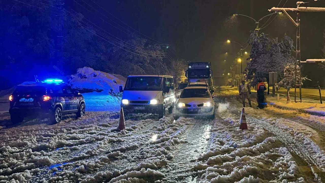 Foto - Muş-Bingöl kara yolunda 40 araç mahsur kaldı! Ekipler yardımlarına koştu