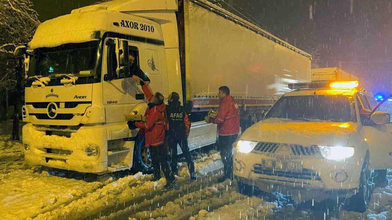 Foto - Muş-Bingöl kara yolunda 40 araç mahsur kaldı! Ekipler yardımlarına koştu