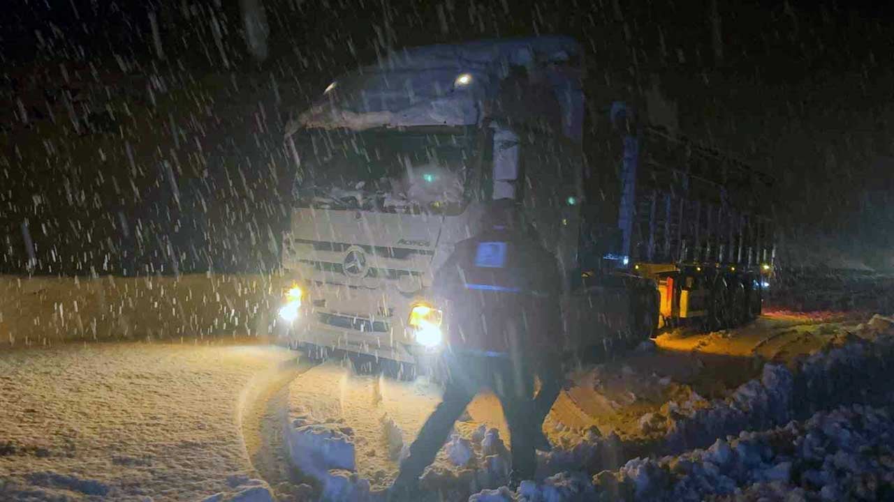 Muş-Bingöl kara yolunda 40 araç mahsur kaldı! Ekipler yardımlarına koştu