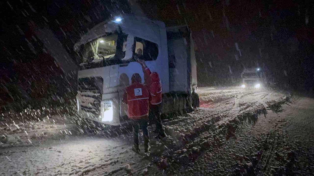 Foto - Muş-Bingöl kara yolunda 40 araç mahsur kaldı! Ekipler yardımlarına koştu