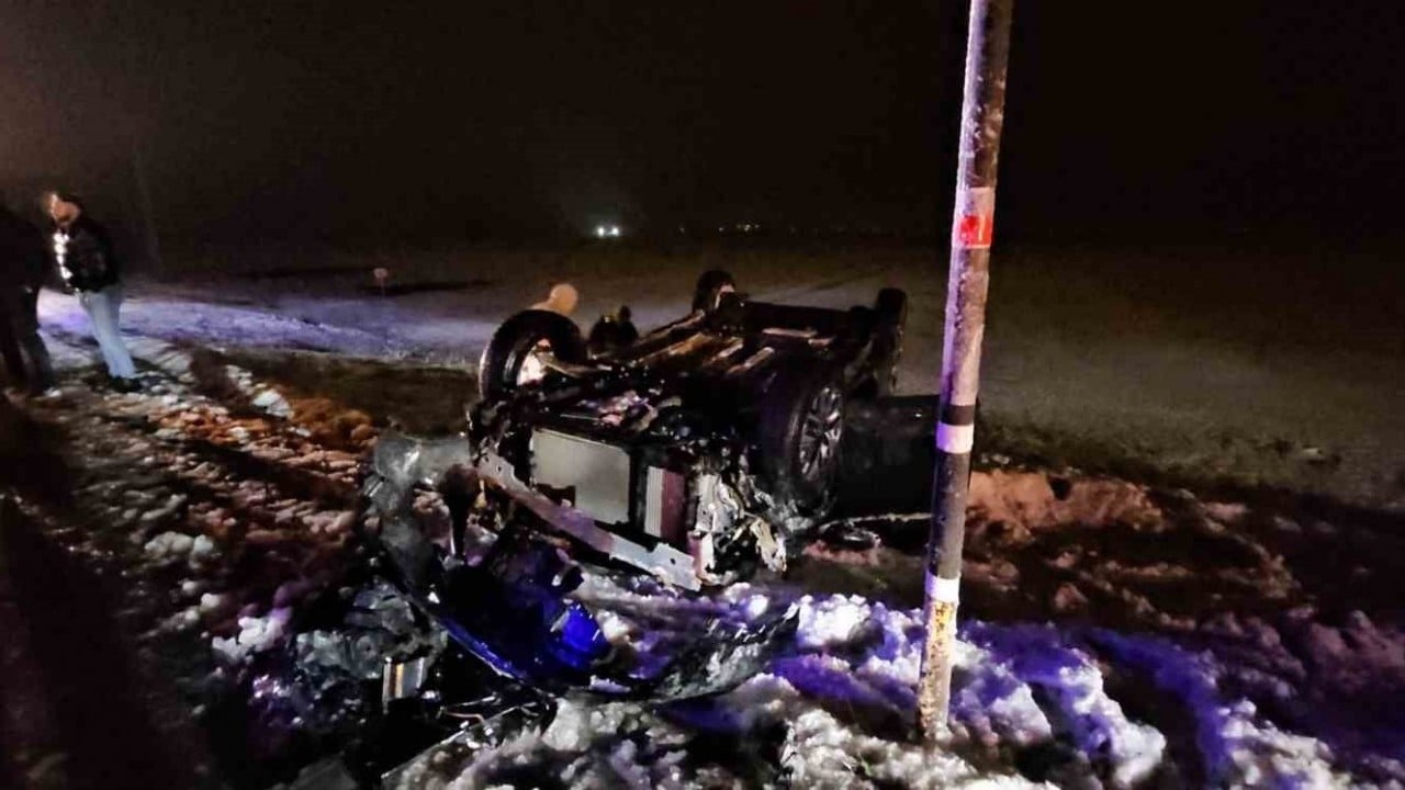 Foto - Muş-Erzurum karayolunda korkutan kaza: Otomobil şarampole yuvarlandı!